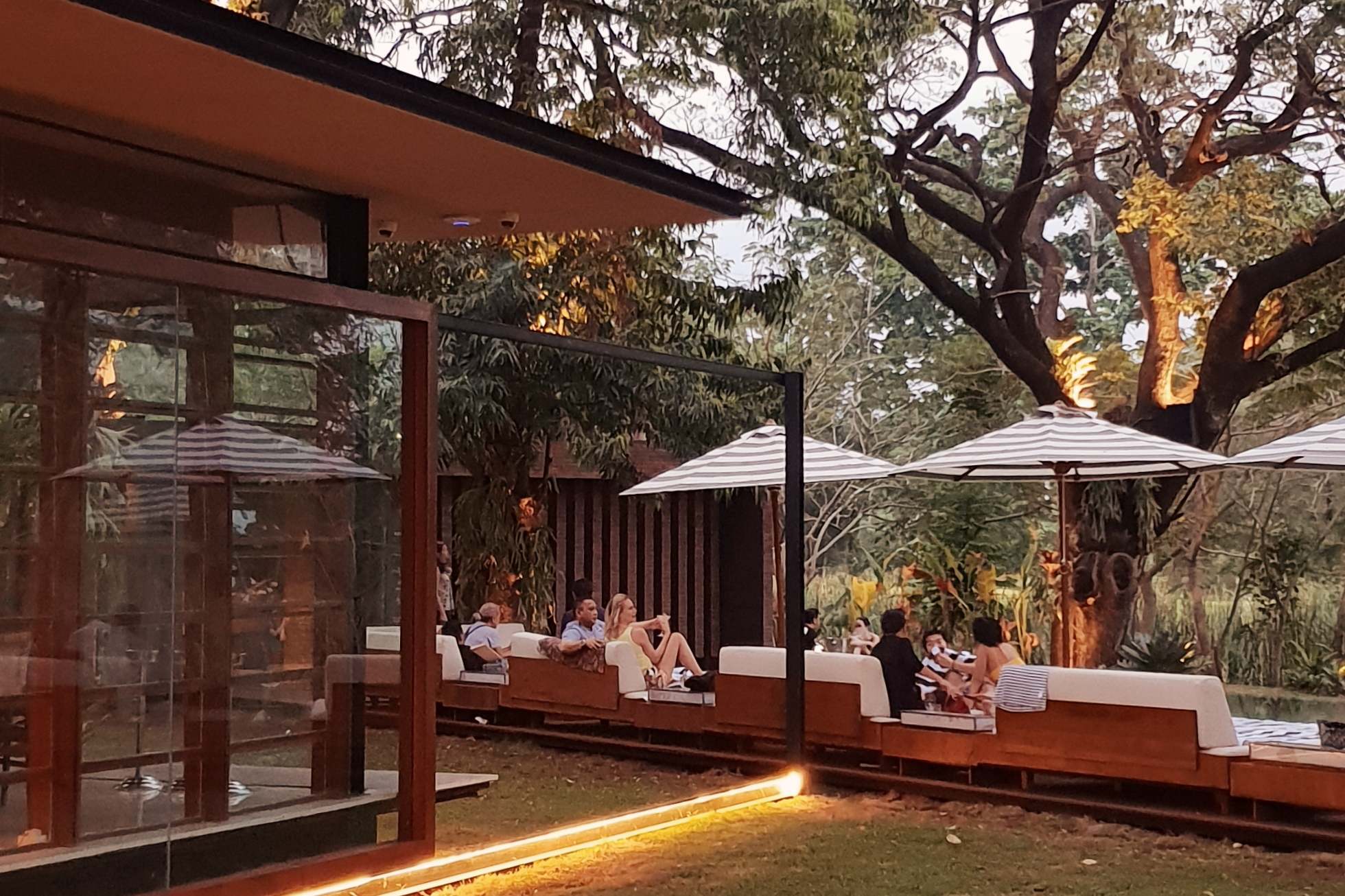 restoran untuk tahun baru di jakarta - cork and screw