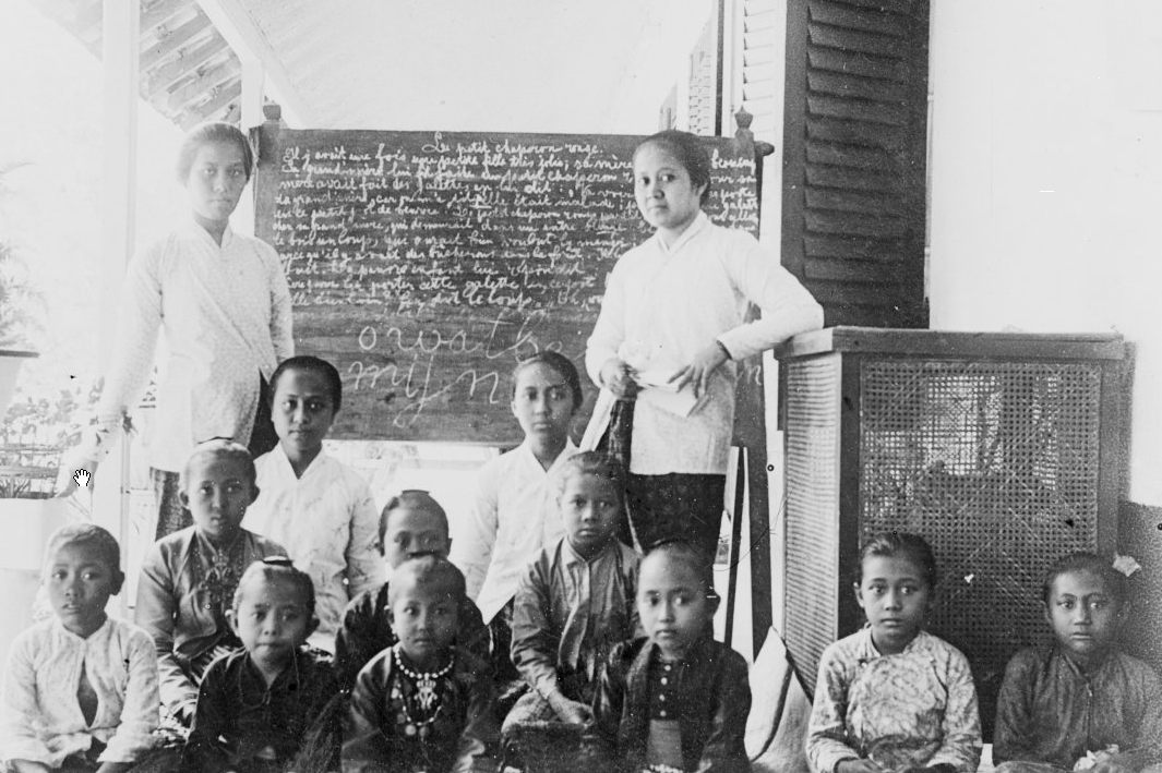 Foto Kartini Mengajar