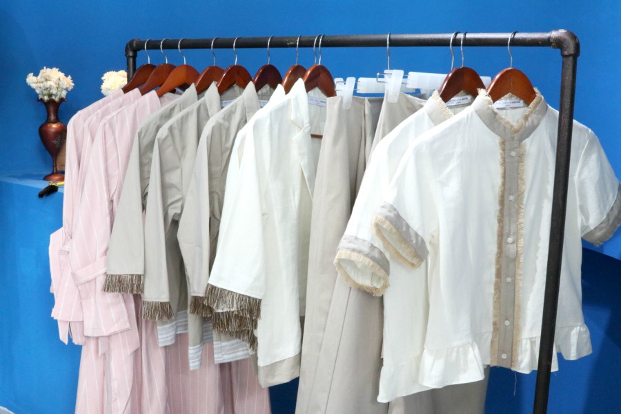 kain tradisional khas indonesia