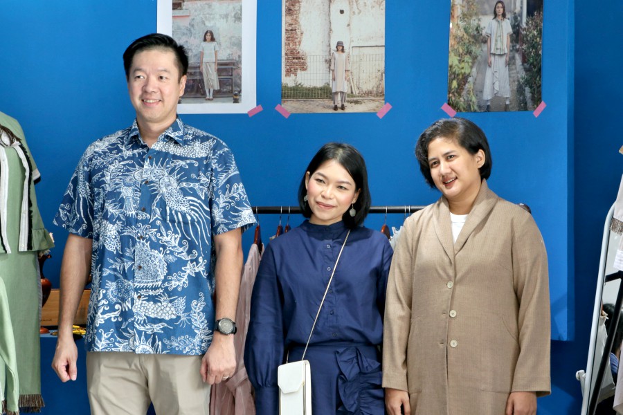 kain tradisional khas indonesia