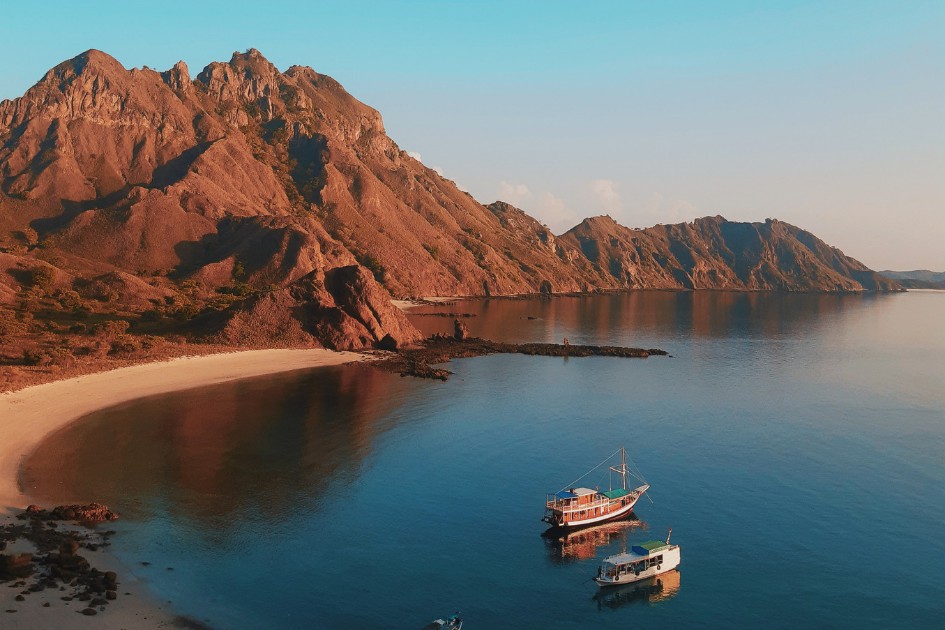 destinasi liburan musim gugur labuan bajo