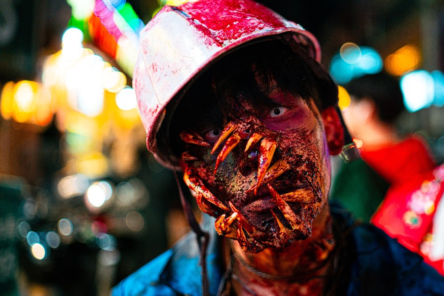 pesta kostum halloween di rumah